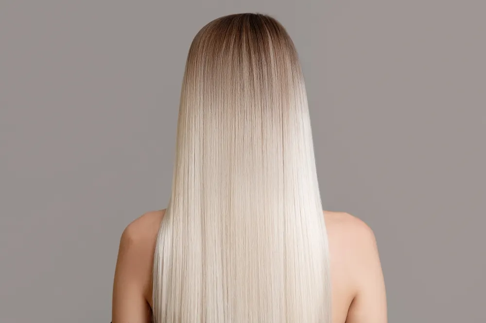 Blonde Extensions von hinten